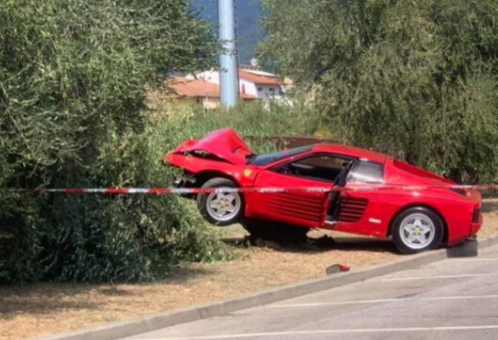 Fa il figo con la Ferrari ma sbatte contro un albero…