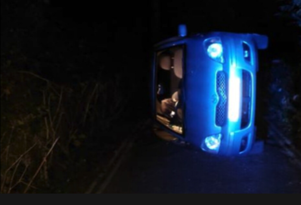 Auto rotola dalla collina mentre fanno sesso