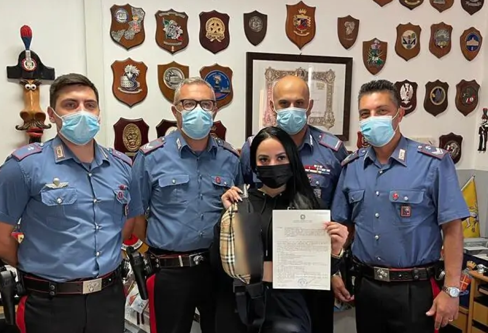 Dimentica 10mila euro sul taxi