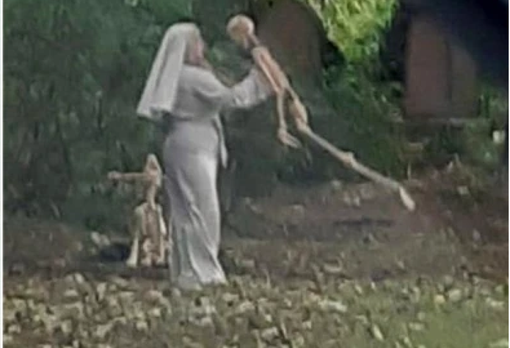 Suora ripresa mentre balla con uno scheletro