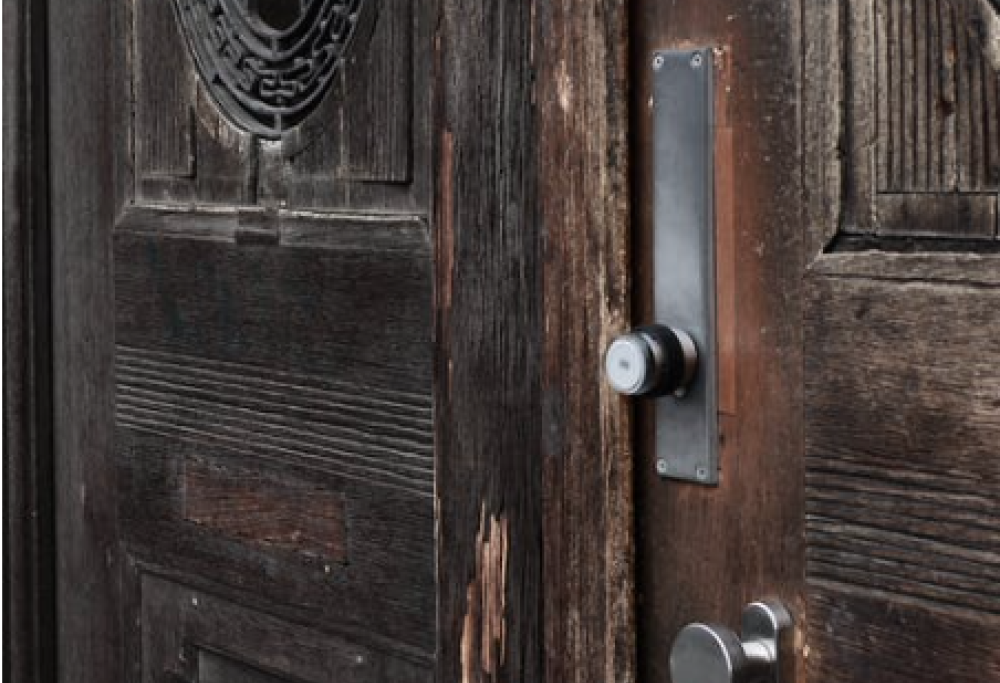 Torna dall’ospedale e trova casa occupata