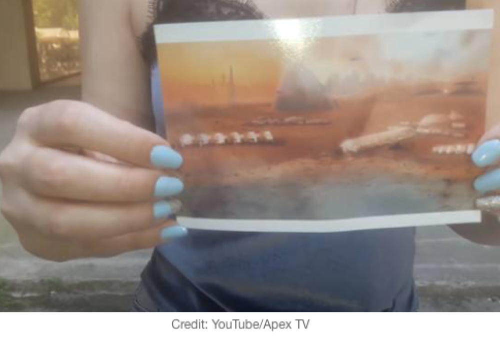 Viaggiatrice nel tempo mostra foto di Marte