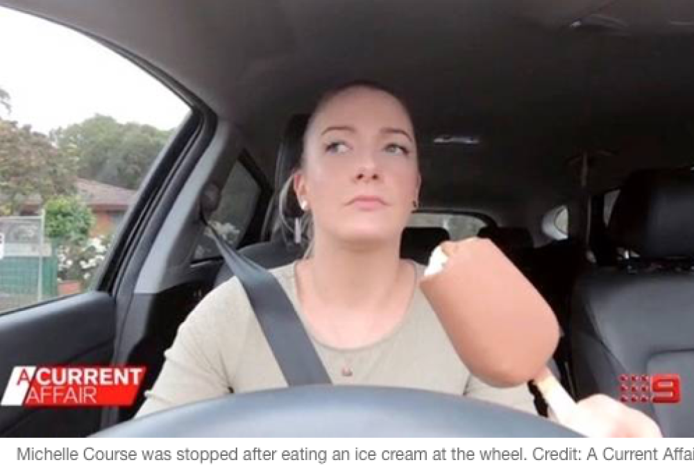 Multata mentre mangia un Magnum alla guida