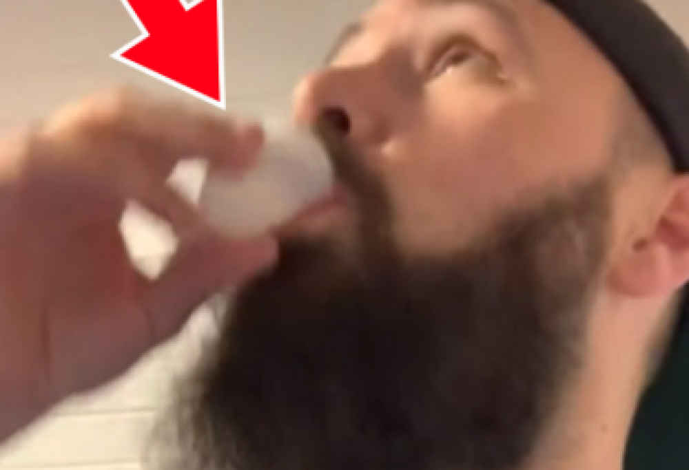 Scambia la coppetta mestruale per un bicchierino