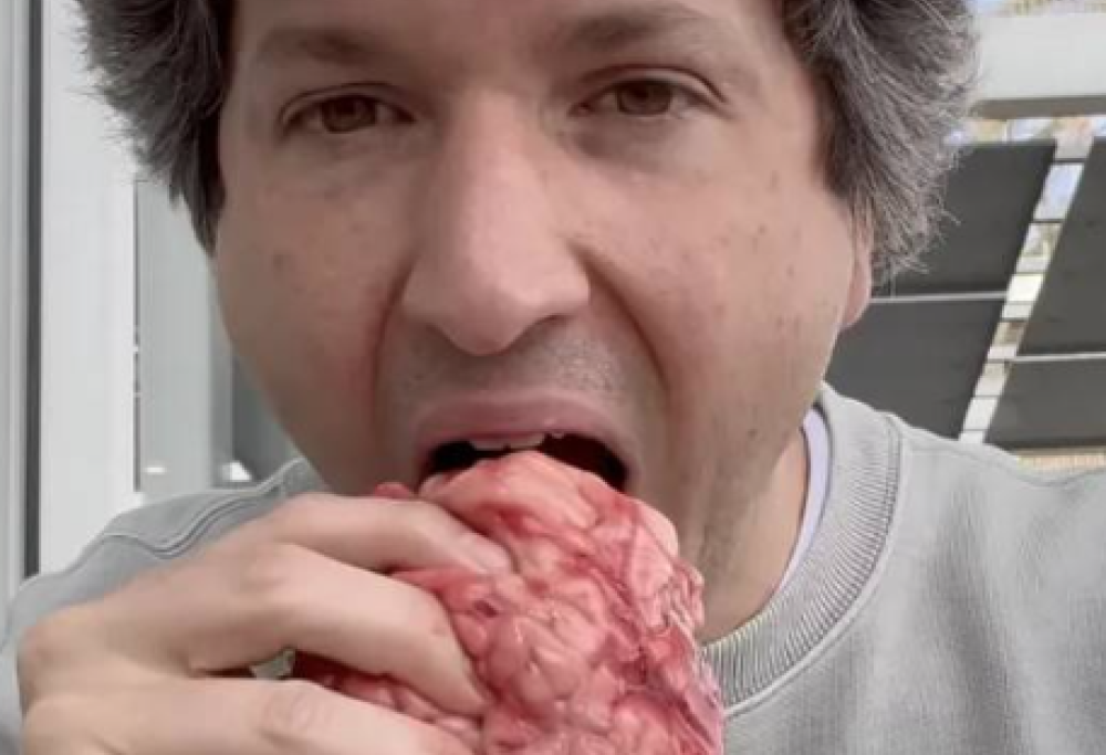 Mangia solo carne cruda per esperimento