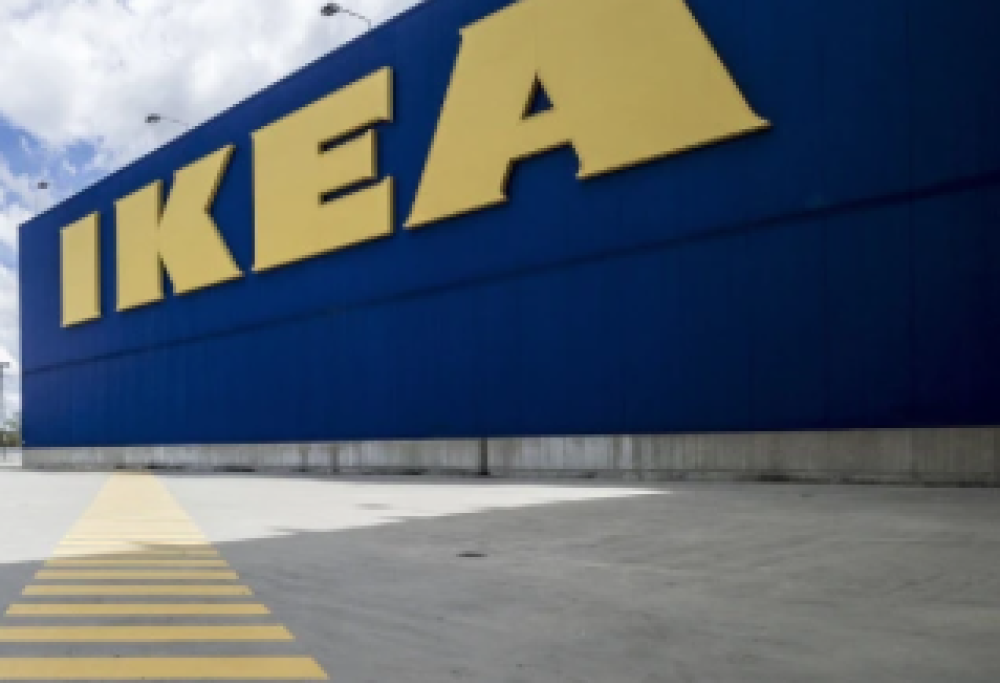 Chiamano la figlia Ikea e ricevono un divano