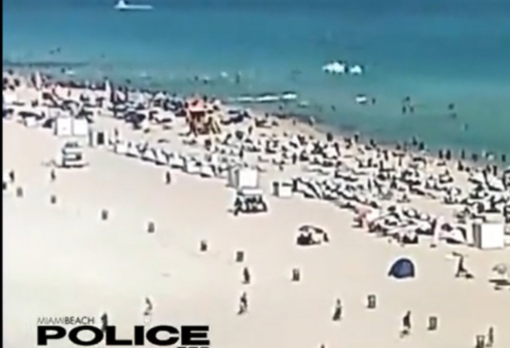 Miami, cade elicottero davanti a bagnanti