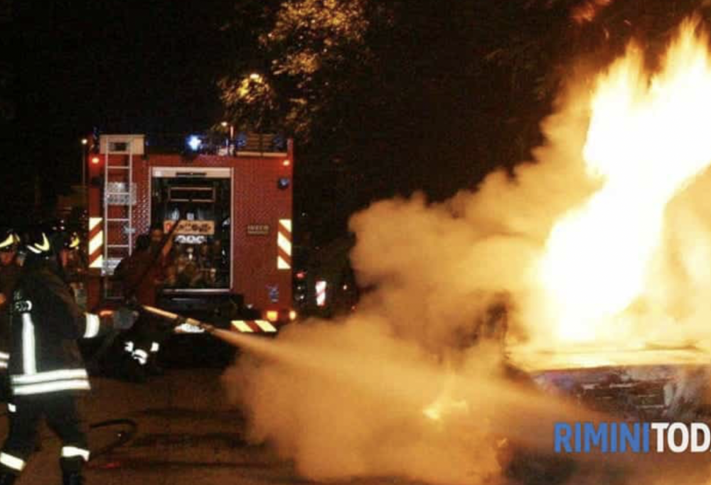 Incendia auto per vendetta, ma sbaglia macchina…