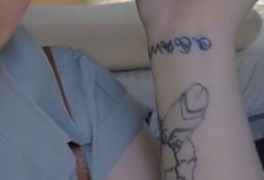 Si fa tatuare un Marvel ma sembra un pene