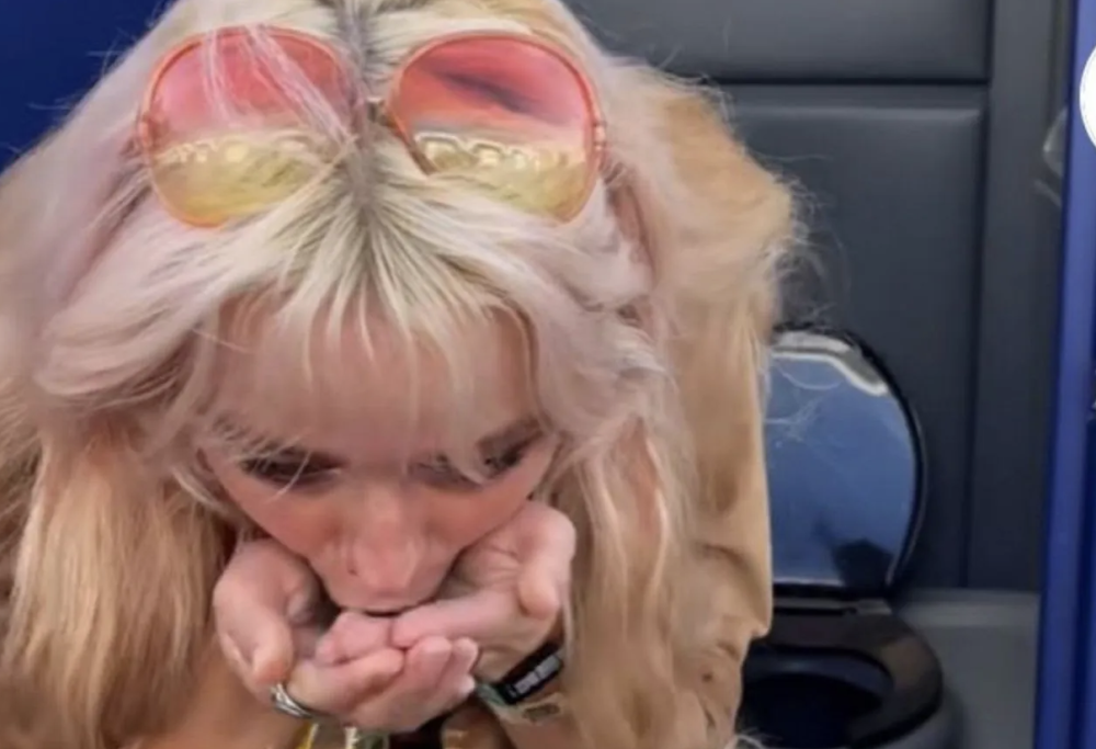 Influencer con escrementi in bocca