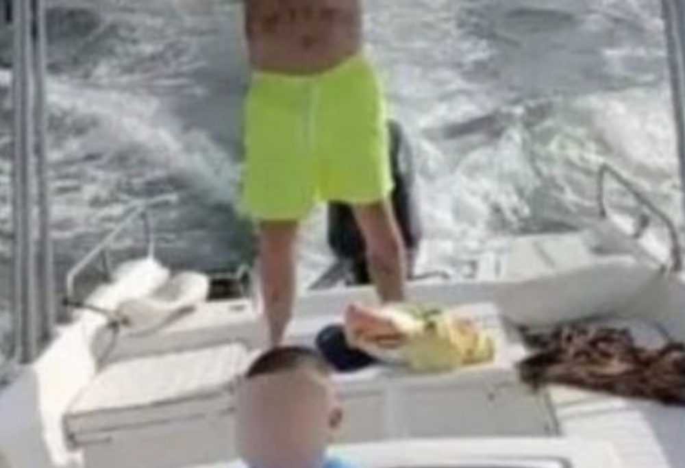 Bimbo di 5 anni guida il motoscafo