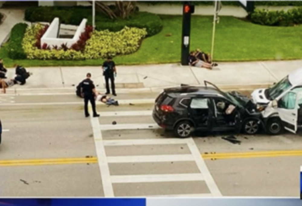 Sesso orale alla guida, si schiantano e ci scappa il morso!