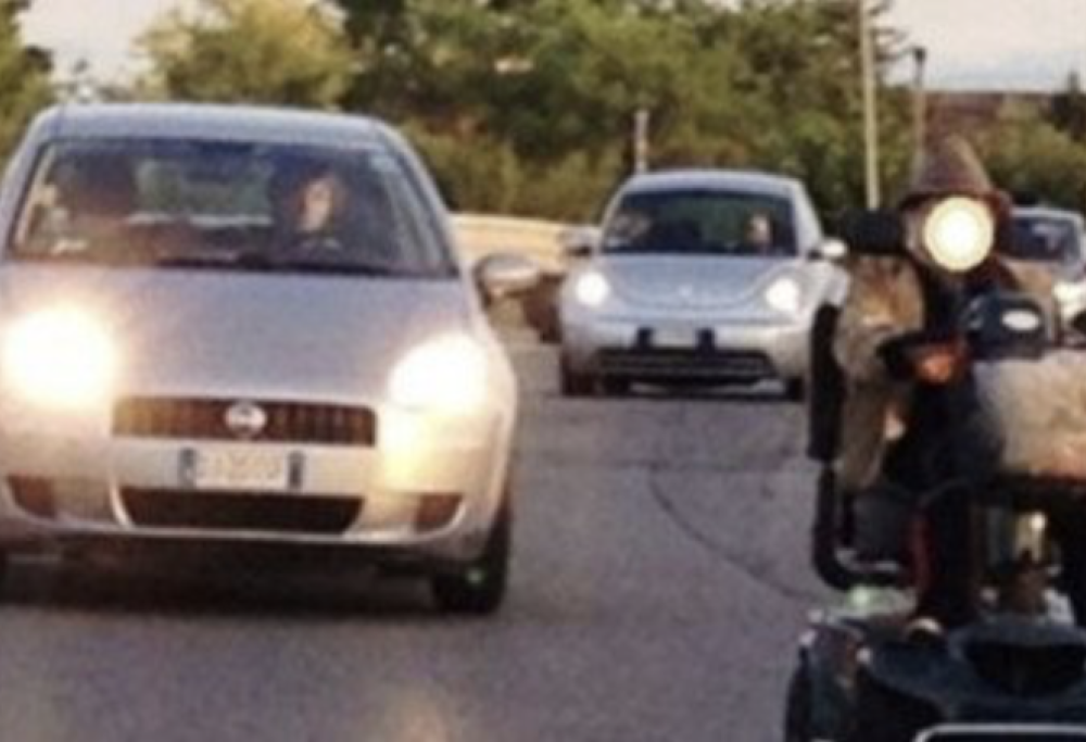 In carrozzina in tangenziale a Livorno