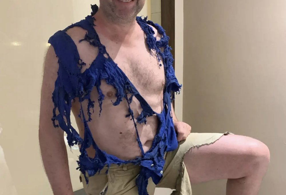 Ritira i bagagli e trova i vestiti a brandelli