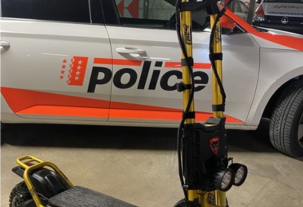 Va a 120km orari su monopattino