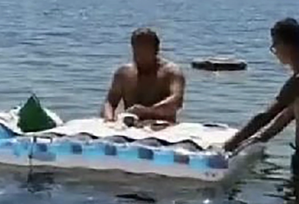 Celebra la messa sul materassino