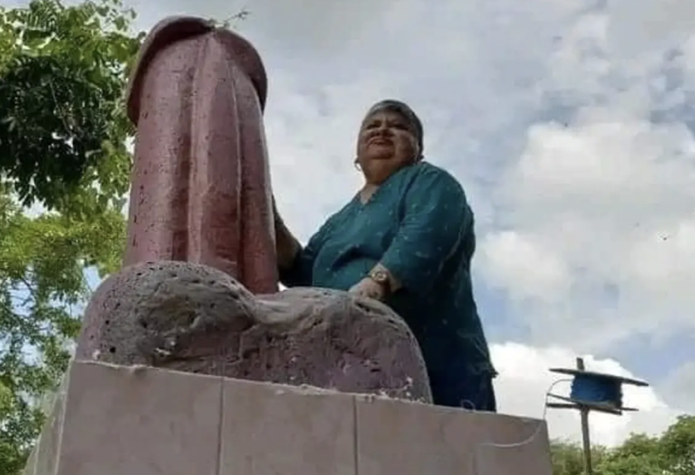 Fallo gigante sulla tomba della nonna