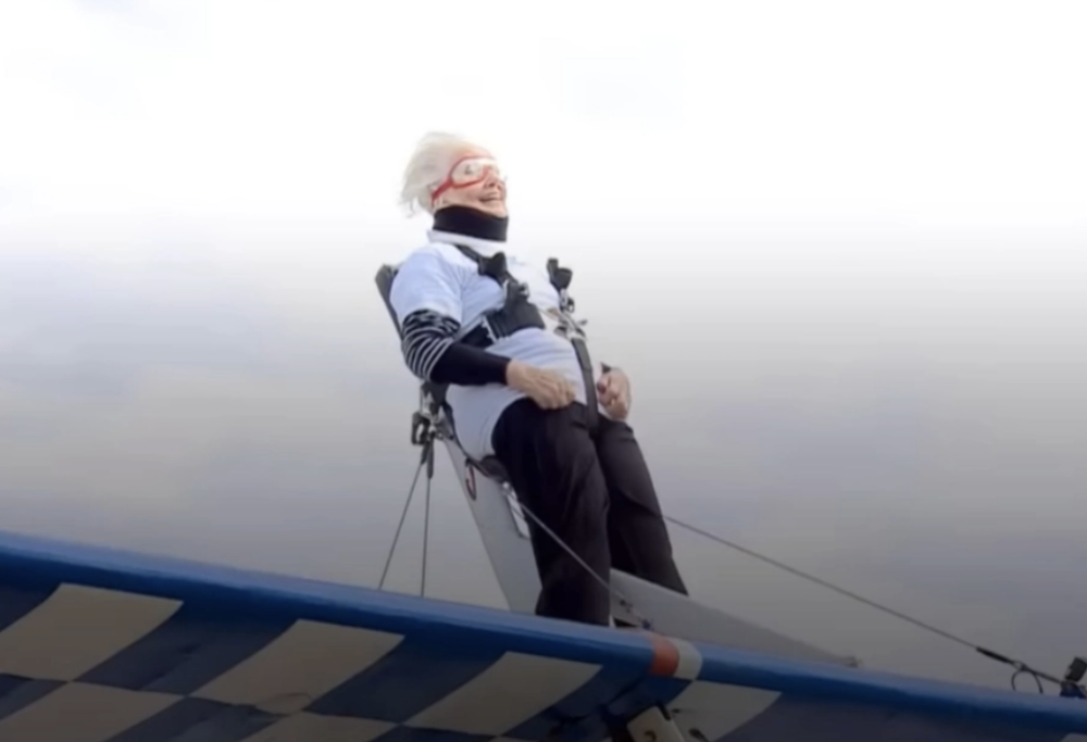 93enne si lega all’ala di un aereo