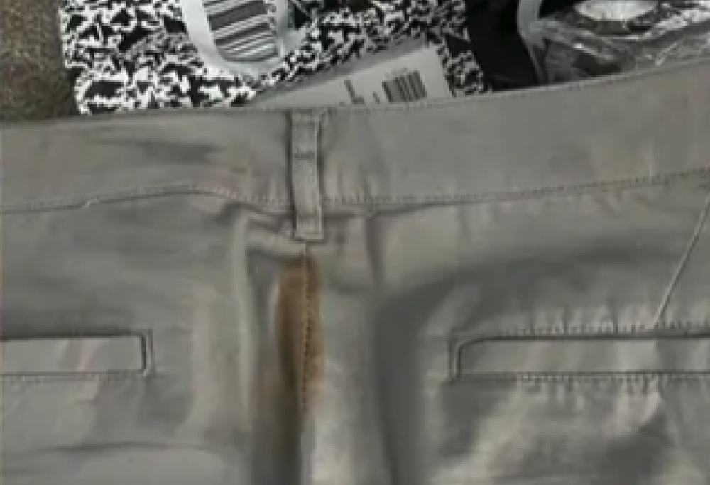 Pantaloncini sporchi di cacca per posta