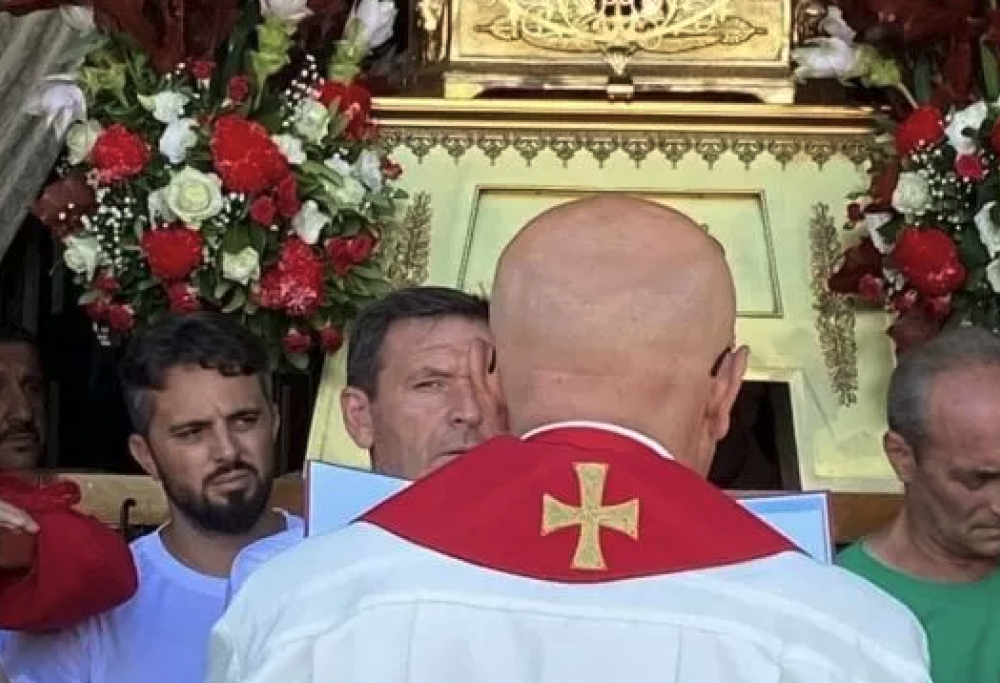 Parroco chiede offerte più generose