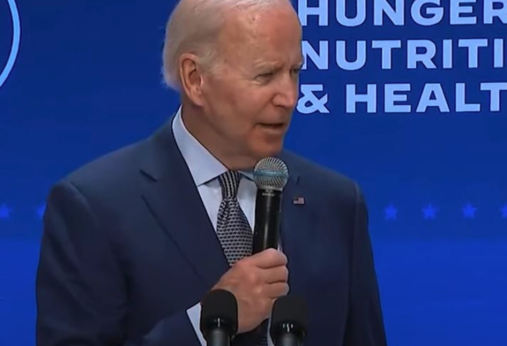 Biden la chiama sul palco ma è morta