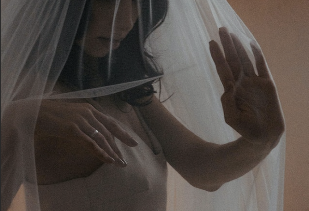 Sposa tradisce marito con il testimone di nozze