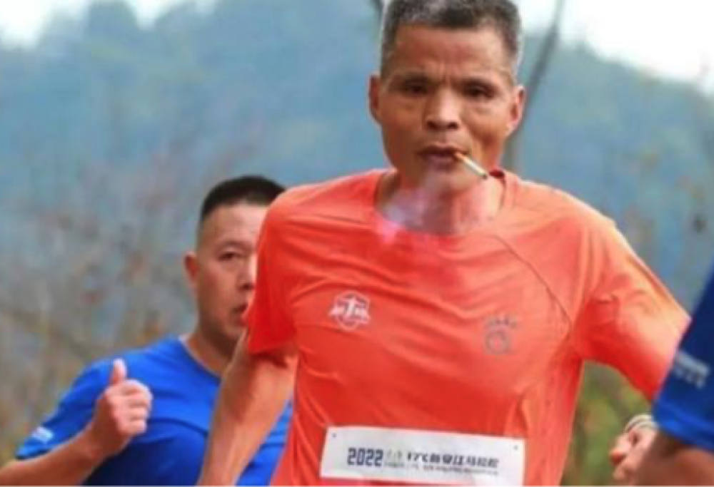 Corre la maratona fumando
