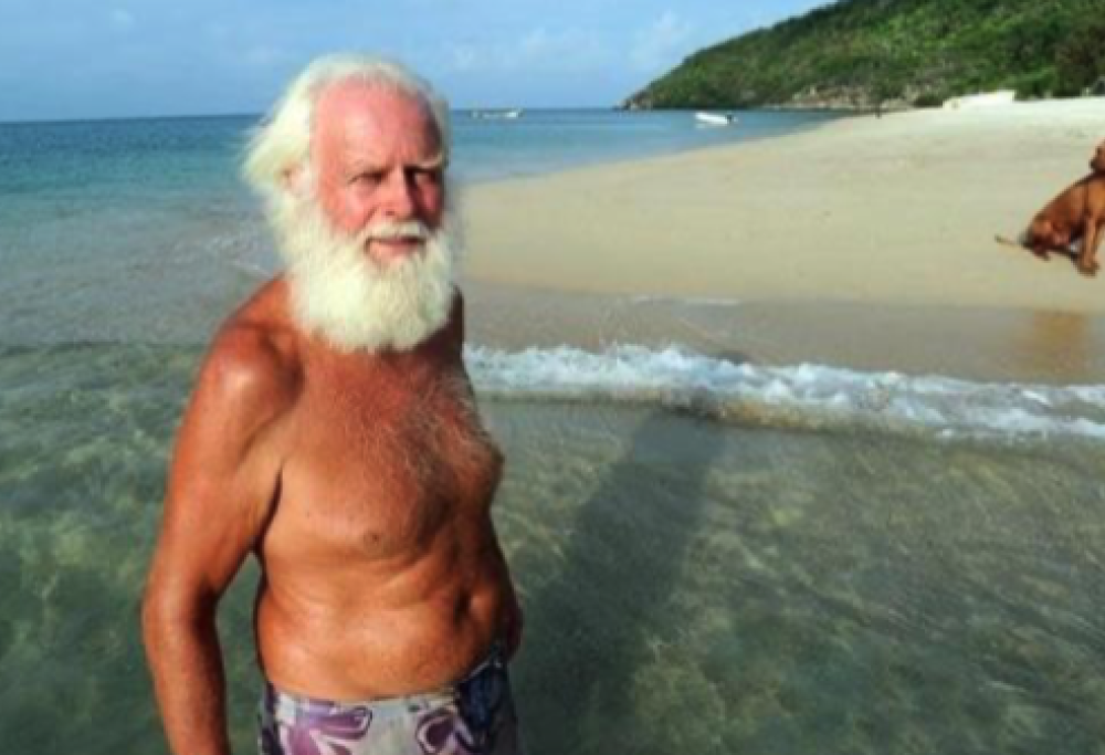 Si trasferisce su un’isola con i suoi cani