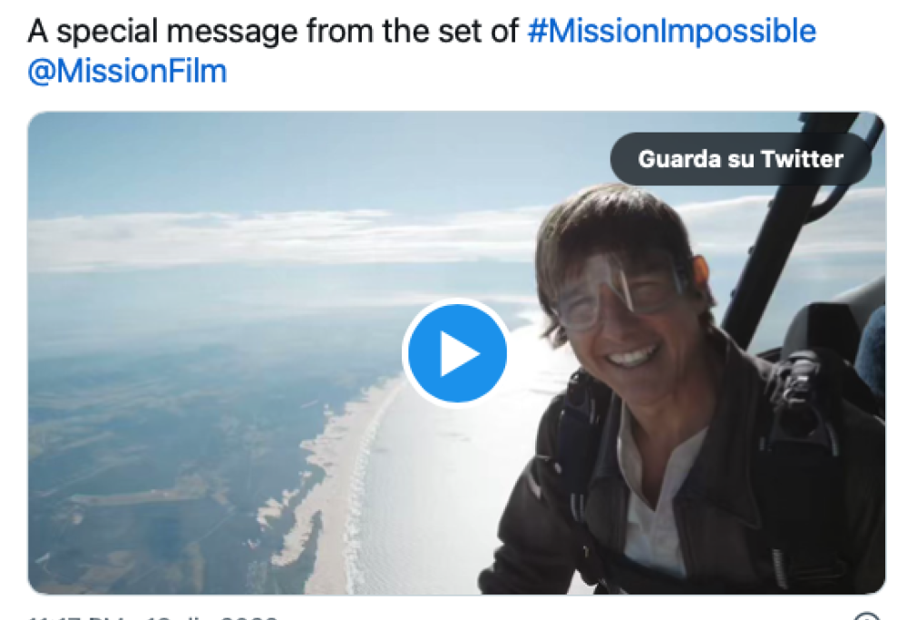 Tom Cruise si lancia dall’aereo per ringraziare