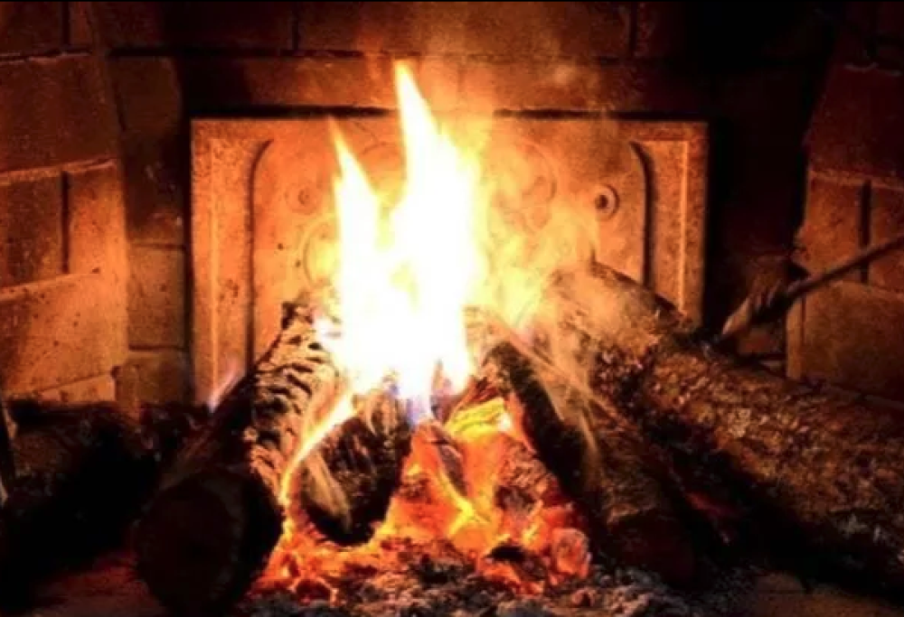 Accende il camino e brucia 20mila euro per errore