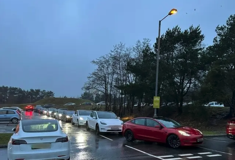 Tesla, incubo di 6 ore di coda per Natale