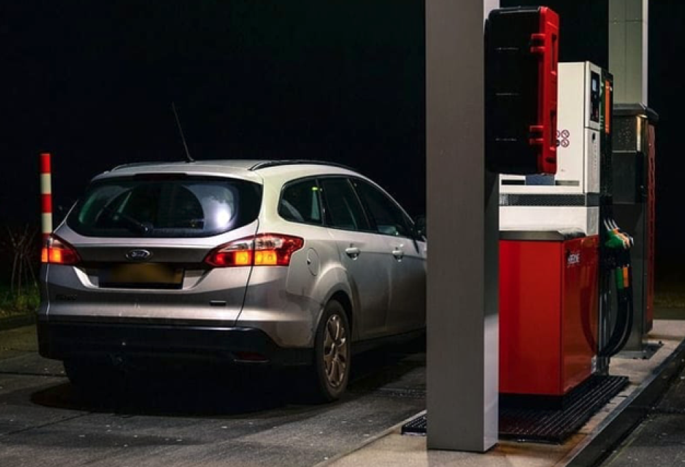 Fa il pieno e scappa, ma sbaglia carburante