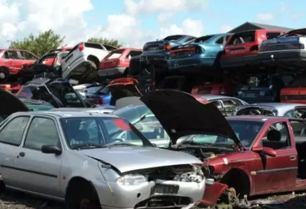 Demolita l’auto mentre è in vacanza