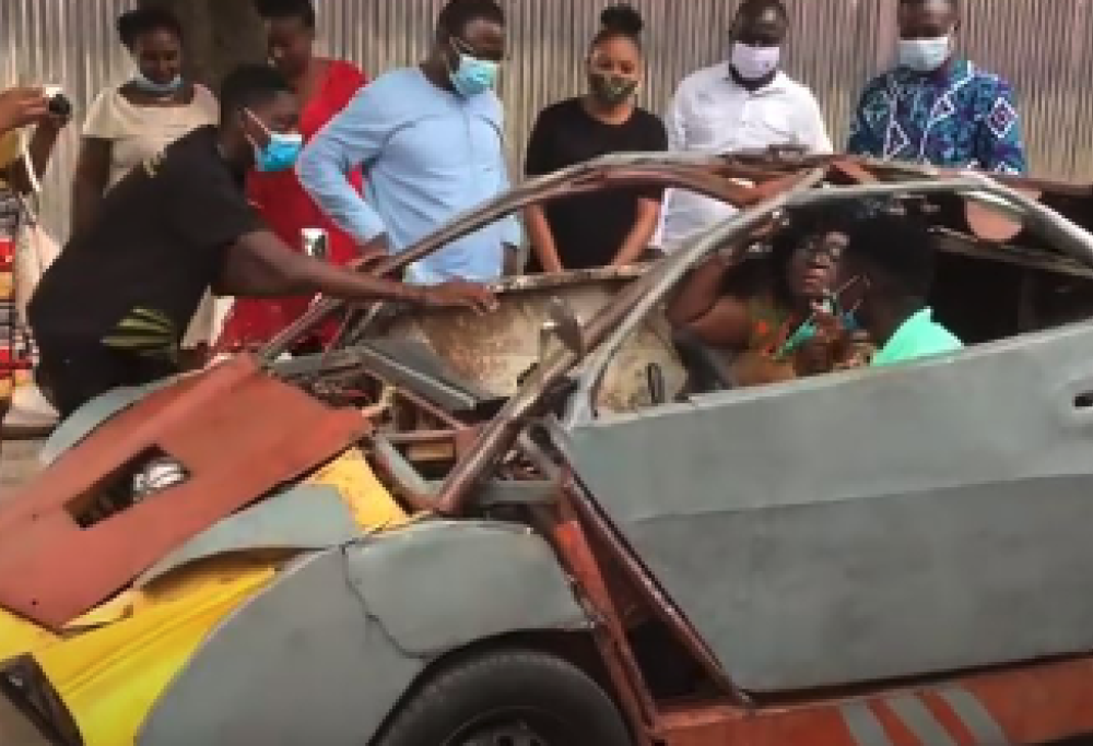 Ragazzo costruisce un’auto con i rottami