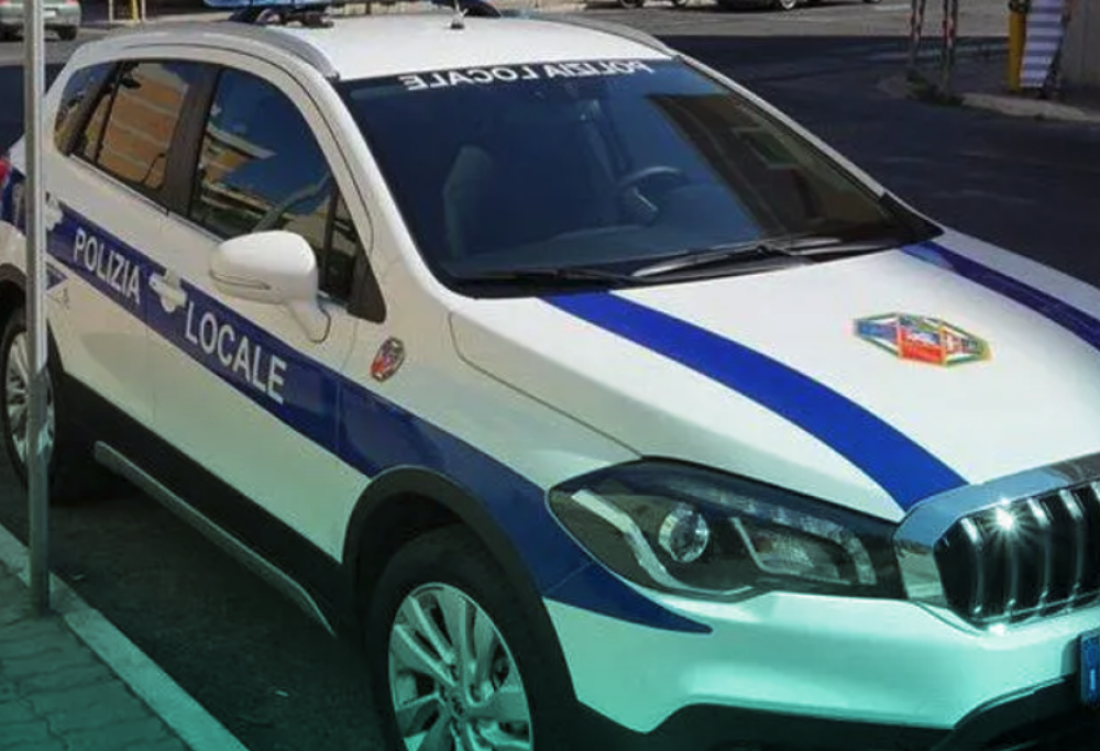 Vigili prendono il caffè, auto svaligiata