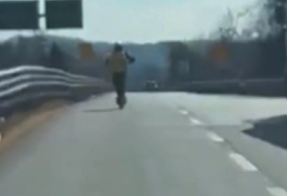 Rider in monopattino a 100 all’ora