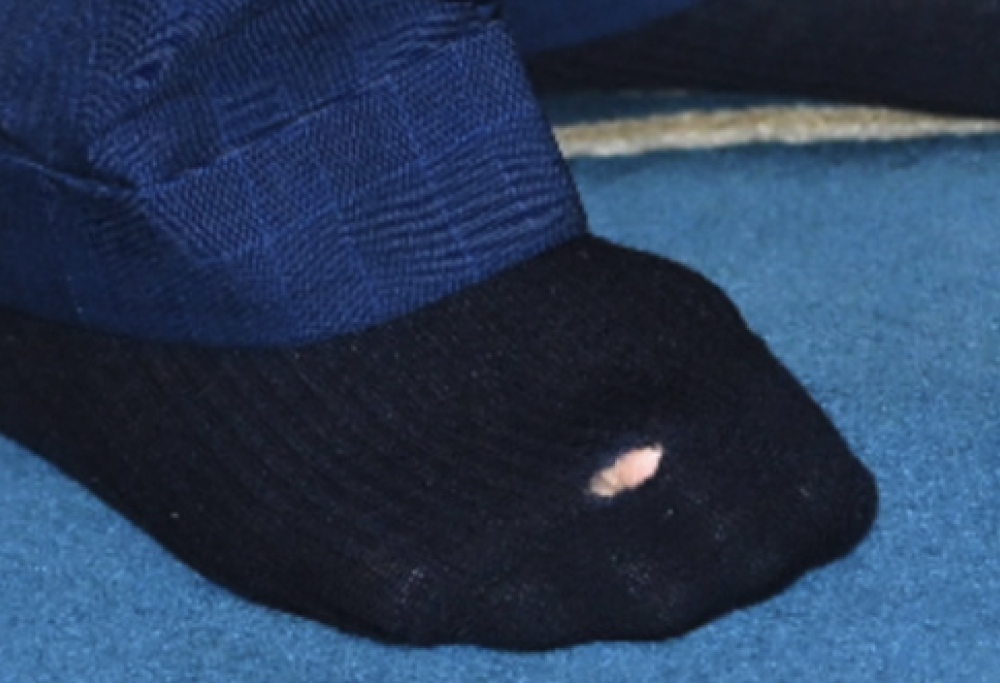 Re Carlo con i calzini bucati in moschea