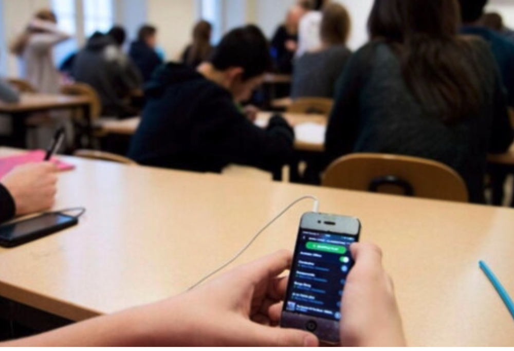 Insegnante sequestra cellulare a undicenne