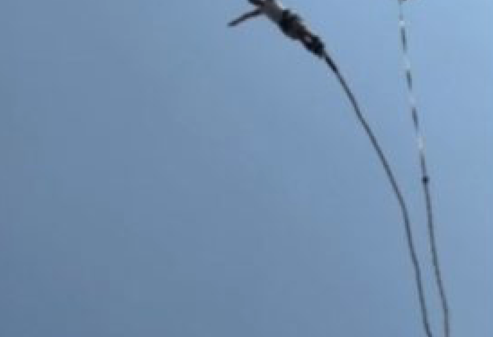 Bunjee Jumping, si spezza la corda