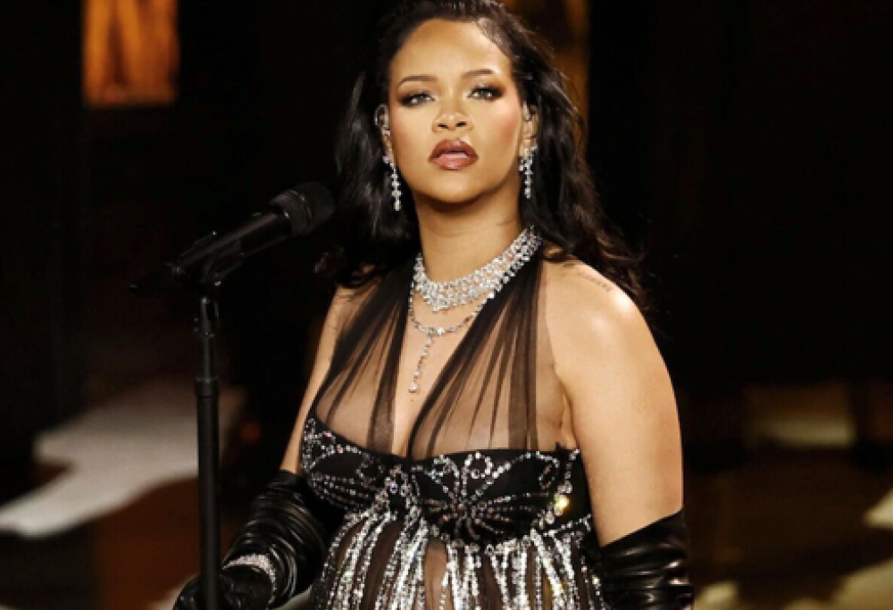 Uomo entra in casa di Rihanna per chiedere di sposarlo