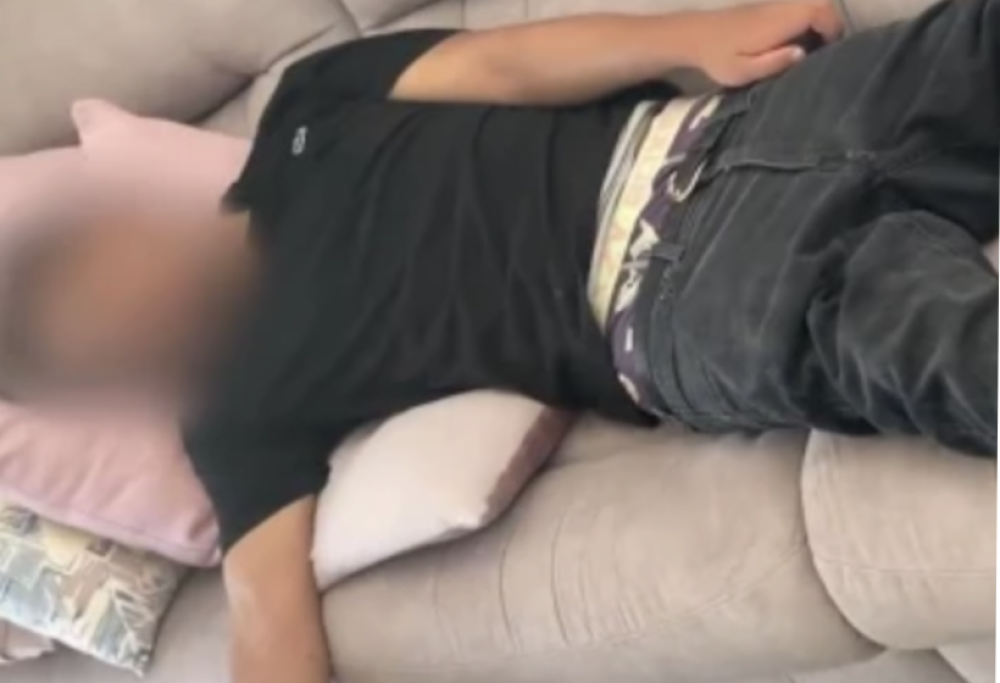 Ubriaco dorme sul divano, ma sbaglia casa