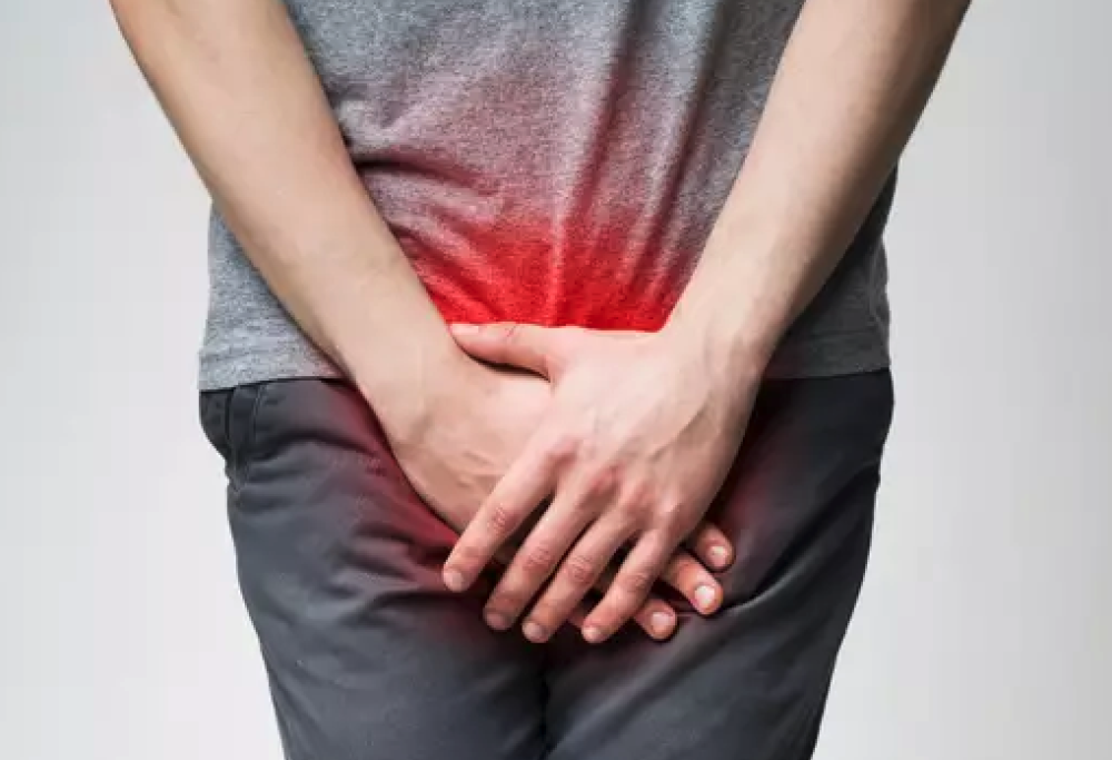 Perde un testicolo mentre si china