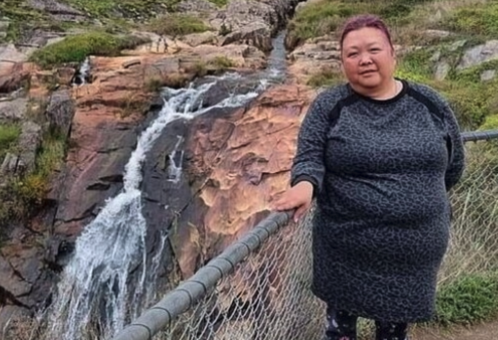 Si perde nel bosco, sopravvive con vino e lecca lecca