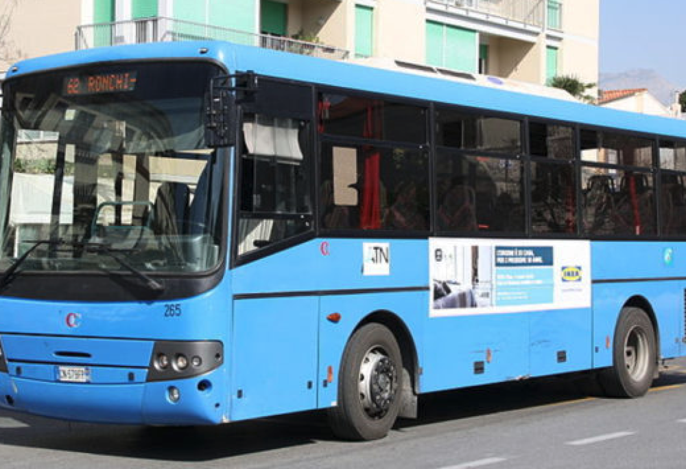 Si finge controllore e fa scendere chi è senza biglietto