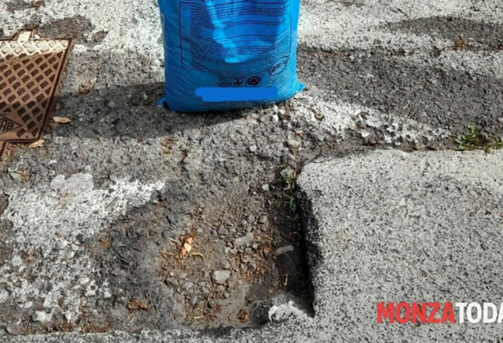 Pensionato multato perché ripara da solo una buca in strada