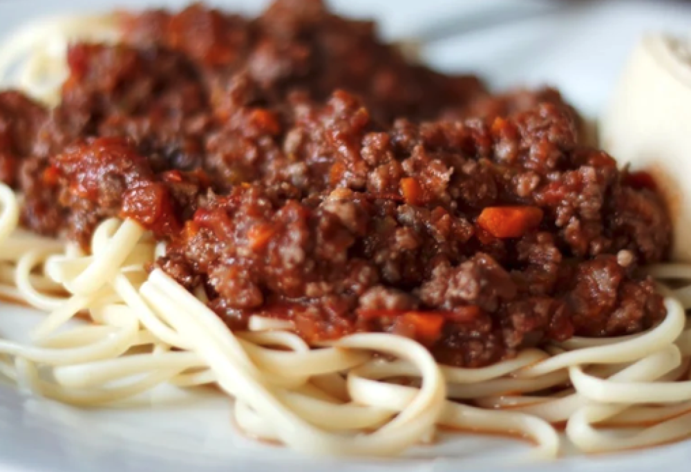 Spaghetti alla bolognese con cartilagine umana