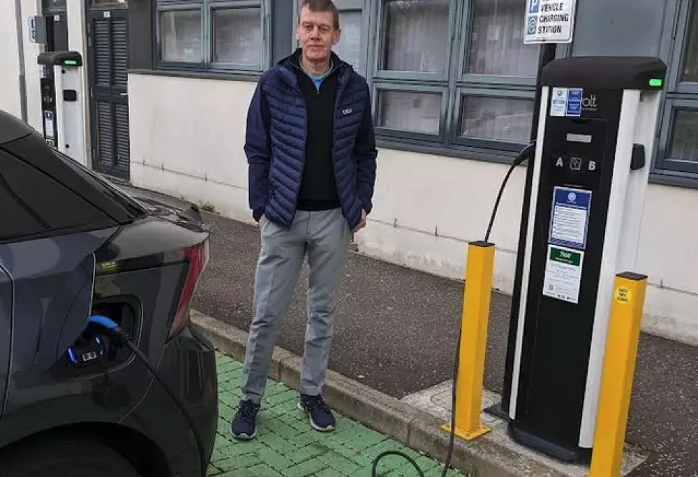 Attacco di diarrea, abbandona l’auto e viene multato