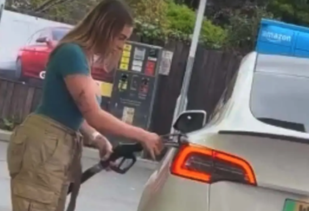 Tenta di far benzina all’auto elettrica