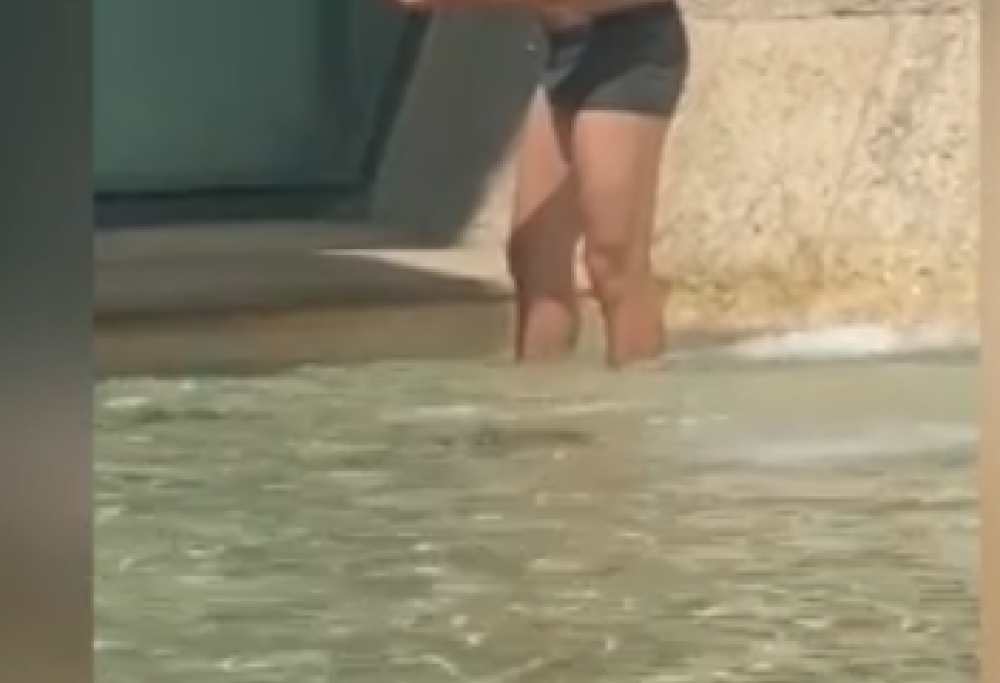 Si fa la doccia nella fontana a Fiumicino