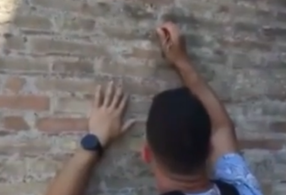 Scrive il nome della fidanzata sul Colosseo